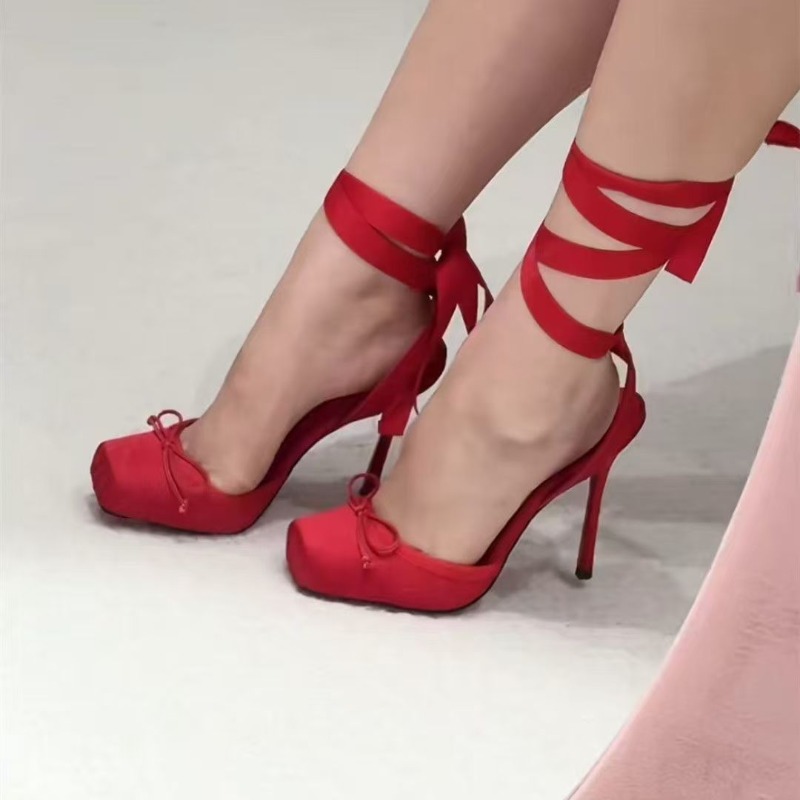 赤いハイヒール、プリーツリボン付き女性用ヘッドラップ、アンク - Ankle Strap Attachment のレビューと価格