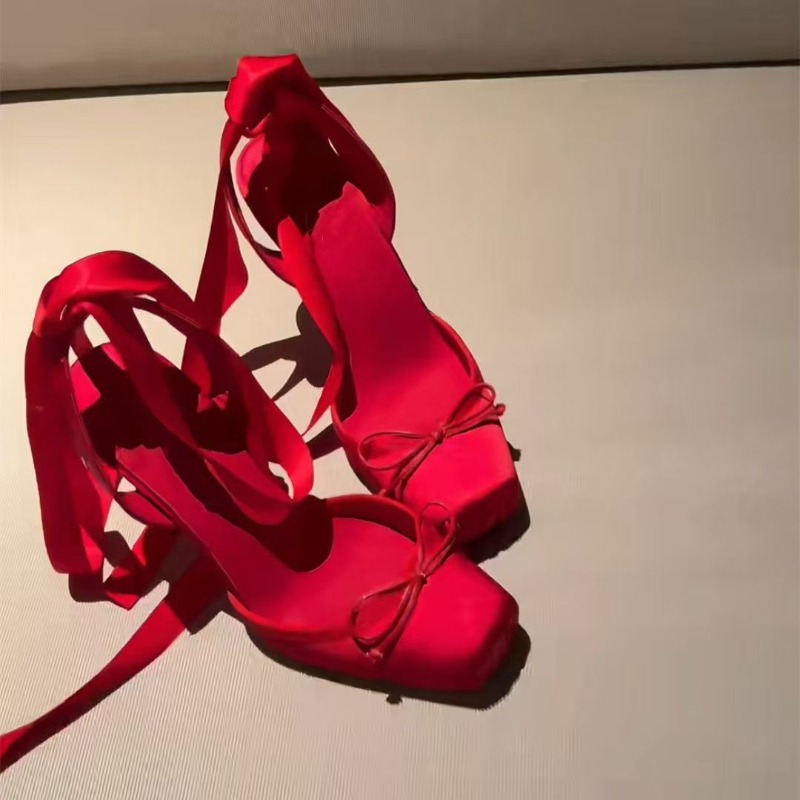 赤いハイヒール、プリーツリボン付き女性用ヘッドラップ、アンク - Ankle Strap Attachment のレビューと価格