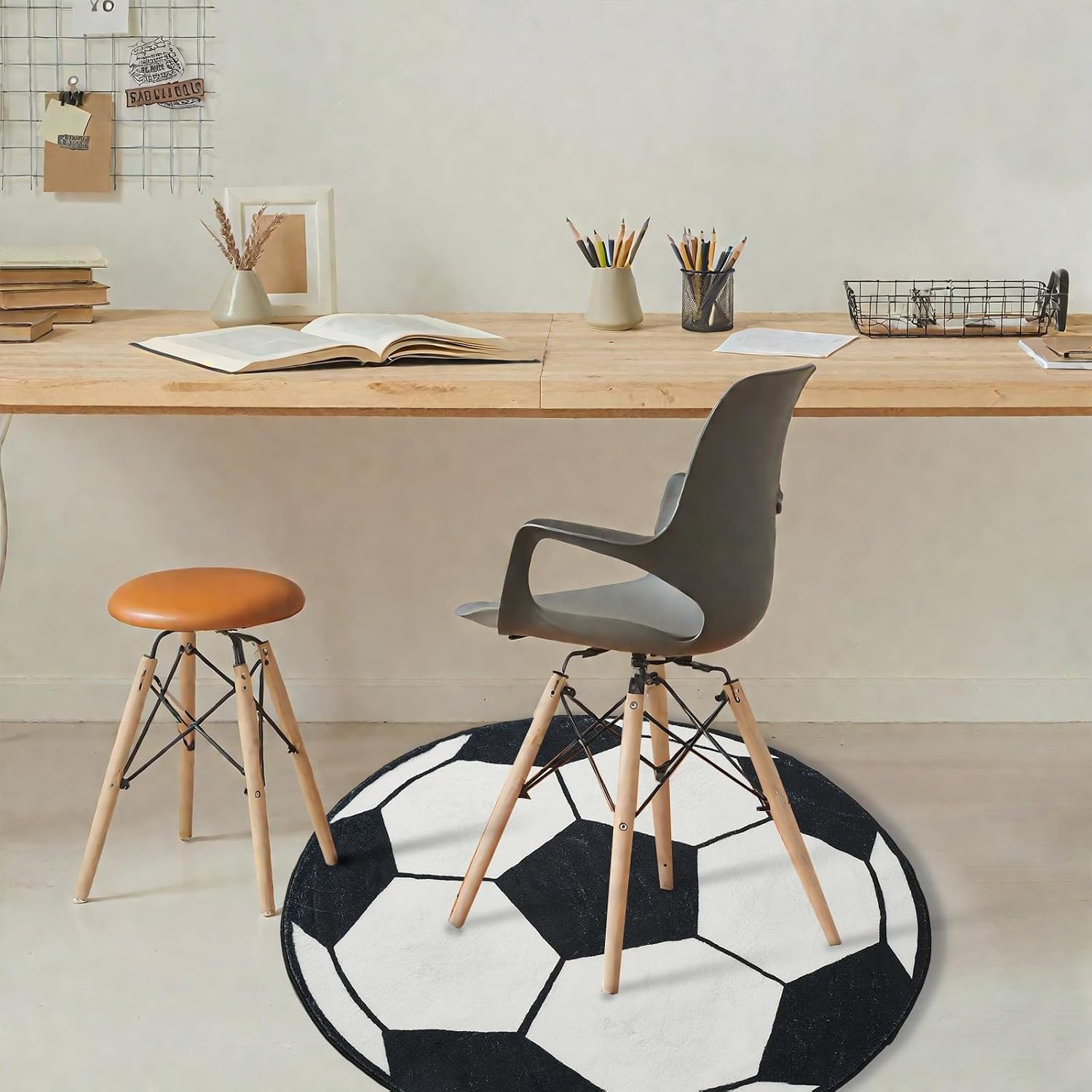 ぬいぐるみのような丸いサッカーボールデザインのエリアラグ、黒 - Home Gym For Kids のレビューと価格
