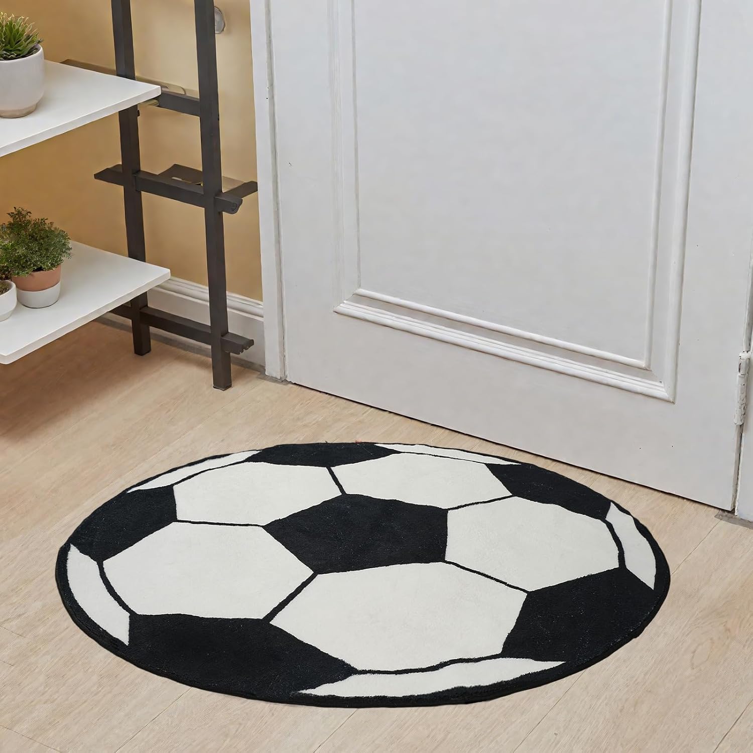 ぬいぐるみのような丸いサッカーボールデザインのエリアラグ、黒 - Home Gym For Kids のレビューと価格